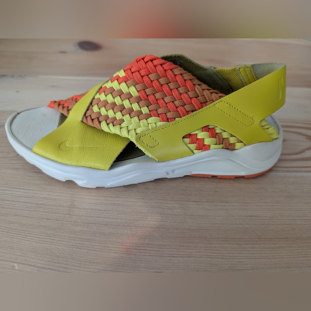NIKE Women's Air Huarache Ultra 'Monarch' Sz. 7